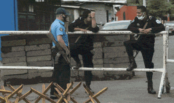 Puesto de control policial en el perímetro de El Carmen